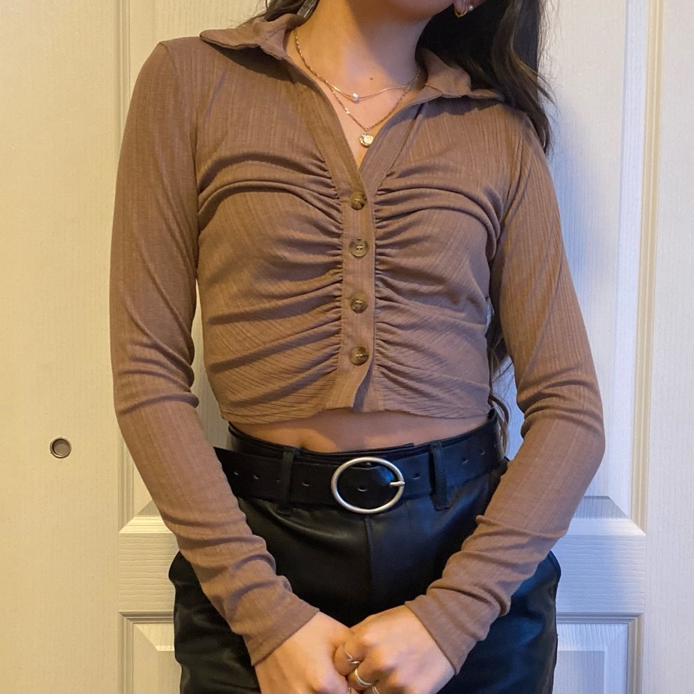 collared buttoned crop top